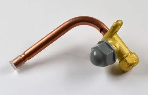 Kupferne Einspritzleitung mit einem grauen und goldfarbenen Absperrventil. Einsatzbereich in Anwendungen von Remko.