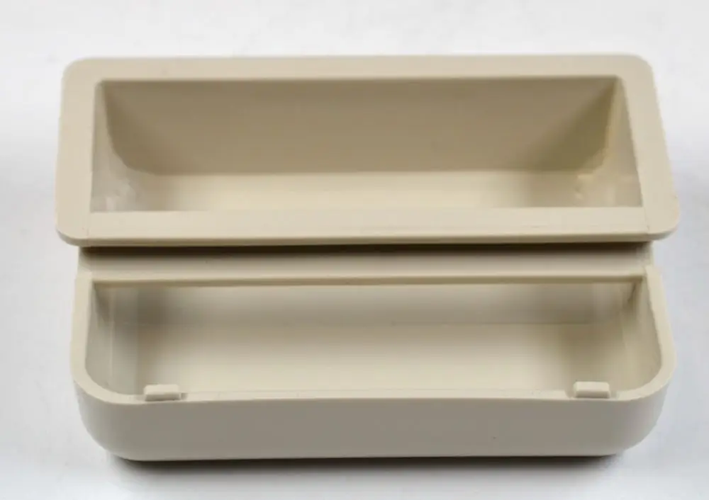 Weiße Kunststoffbox mit zwei Fächern, geeignet zur Aufbewahrung. Produkt von Remko, von oben zu öffnen. Keine spezifischen Maße oder Typen sichtbar.