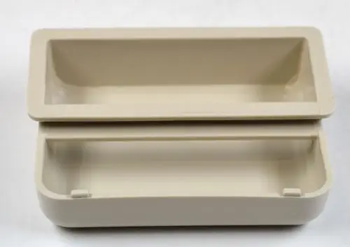 Weiße Kunststoffbox mit zwei Fächern, geeignet zur Aufbewahrung. Produkt von Remko, von oben zu öffnen. Keine spezifischen Maße oder Typen sichtbar.
