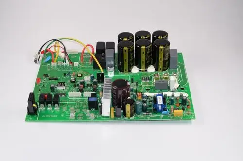 Grüne Leiterplatte mit verschiedenen elektronischen Bauteilen, darunter Kondensatoren und Relais. Das Produkt stammt von der Marke Remko.
