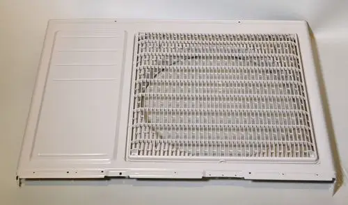 Weiße Vorderwand eines Geräts mit rippiger Oberfläche, geeignet für Modelle von Remko. Die Struktur enthält Gitteröffnungen für Luftzirkulation.