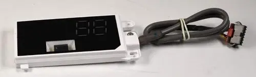 Anzeigeplatine von Remko mit digitalen Anzeigen und kabelgebundenem Anschluss. Das Gehäuse ist weiß, mit einer schwarzen Fläche für die Anzeige.