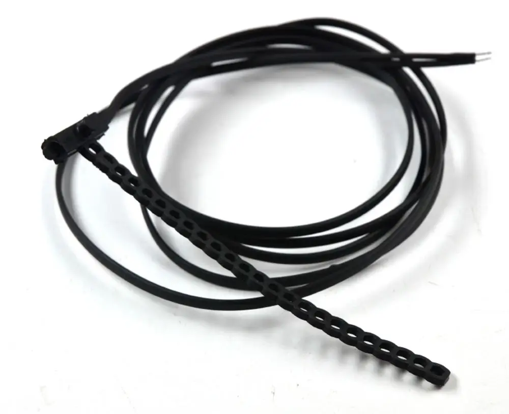 Schwarzes Kabel mit einem Stecker an einem Ende und einem länglichen Abschnitt mit Löchern zur Befestigung. Produkt von Remko, möglicherweise für Sensoranwendungen.