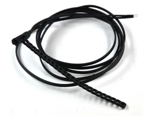 Schwarzes Kabel mit einem Stecker an einem Ende und einem länglichen Abschnitt mit Löchern zur Befestigung. Produkt von Remko, möglicherweise für Sensoranwendungen.