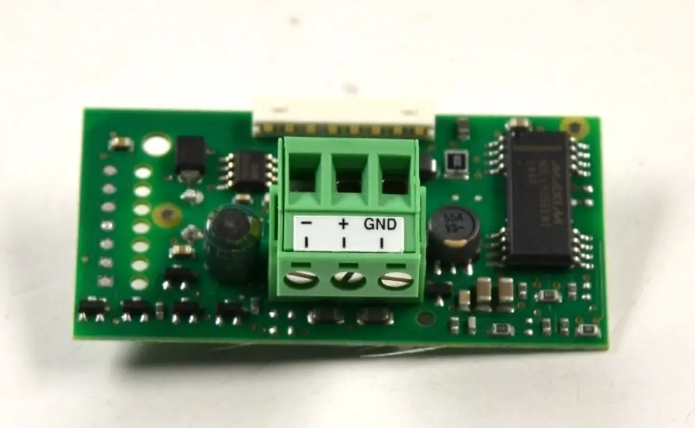 Grüne Steuerplatine mit Anschlussklemmen, Mikrochip und verschiedenen elektronischen Komponenten, hergestellt von Remko.
