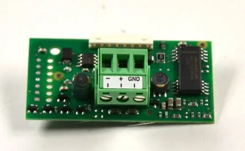 Grüne Steuerplatine mit Anschlussklemmen, Mikrochip und verschiedenen elektronischen Komponenten, hergestellt von Remko.