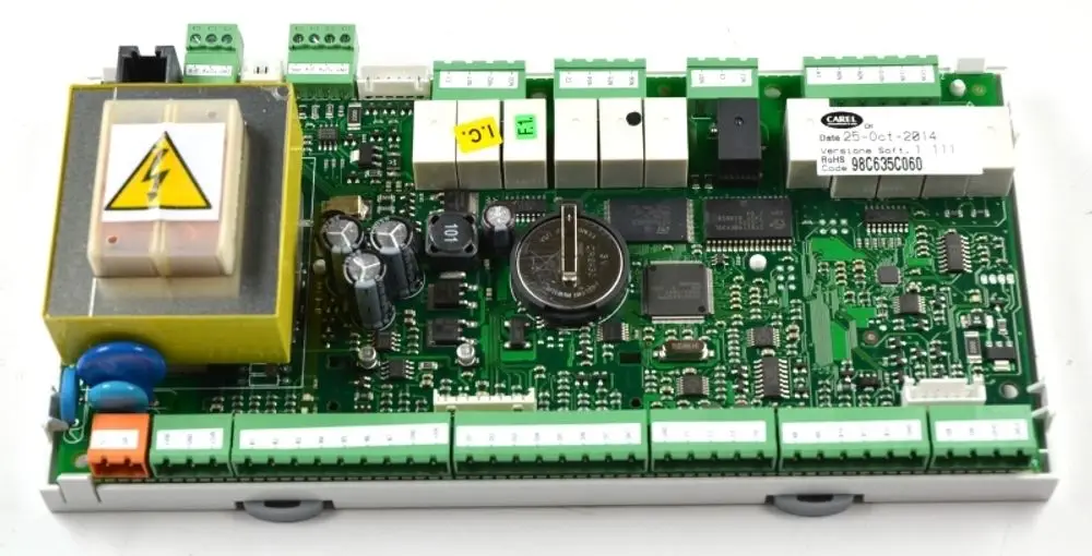 Steuerplatine mit verschiedenen Anschlussmöglichkeiten, einem Transformator und mehreren Bauelementen. Produkt von Remko, möglicherweise für Heiz- oder Klimatechnik.