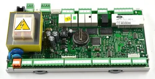 Steuerplatine mit verschiedenen Anschlussmöglichkeiten, einem Transformator und mehreren Bauelementen. Produkt von Remko, möglicherweise für Heiz- oder Klimatechnik.