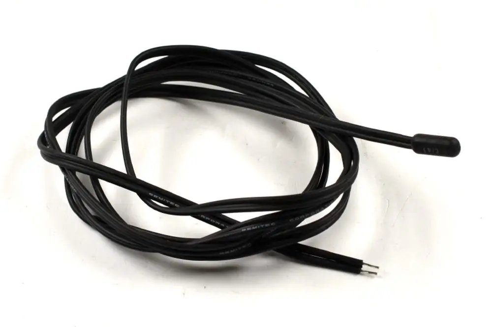 Schwarzes Kabel mit zwei freiliegenden Drähten. Das Ende hat eine abgerundete Kappe. Es handelt sich um einen Außenfühler von Remko.