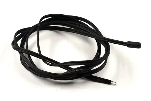 Schwarzes Kabel mit zwei freiliegenden Drähten. Das Ende hat eine abgerundete Kappe. Es handelt sich um einen Außenfühler von Remko.