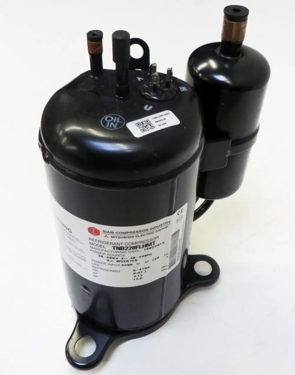 Schwarzer Kompressor von Remko mit mehreren Anschlüssen und einem Aufkleber, der technische Spezifikationen enthält. Die Oberfläche ist glatt und rund.