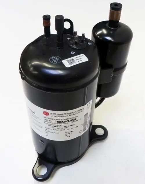 Schwarzer Kompressor von Remko mit mehreren Anschlüssen und einem Aufkleber, der technische Spezifikationen enthält. Die Oberfläche ist glatt und rund.