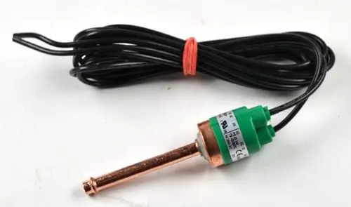 Hochdruckschalter mit grünem Gehäuse und Kupferrohr, verbunden mit zwei schwarzen Kabeln. Produkt der Marke Remko, geeignet für verschiedene Anwendungen.