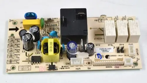 Steuerplatine von Remko mit mehreren Relais, Kondensatoren und Anschlüssen, geeignet für die Regelung von HVAC-Systemen.