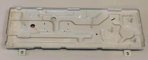 Weiße Metallplatte mit verschiedenen Aussparungen und Befestigungslöchern, geeignet für Remko Produkte. Oberfläche ist glatt und unbeschichtet.