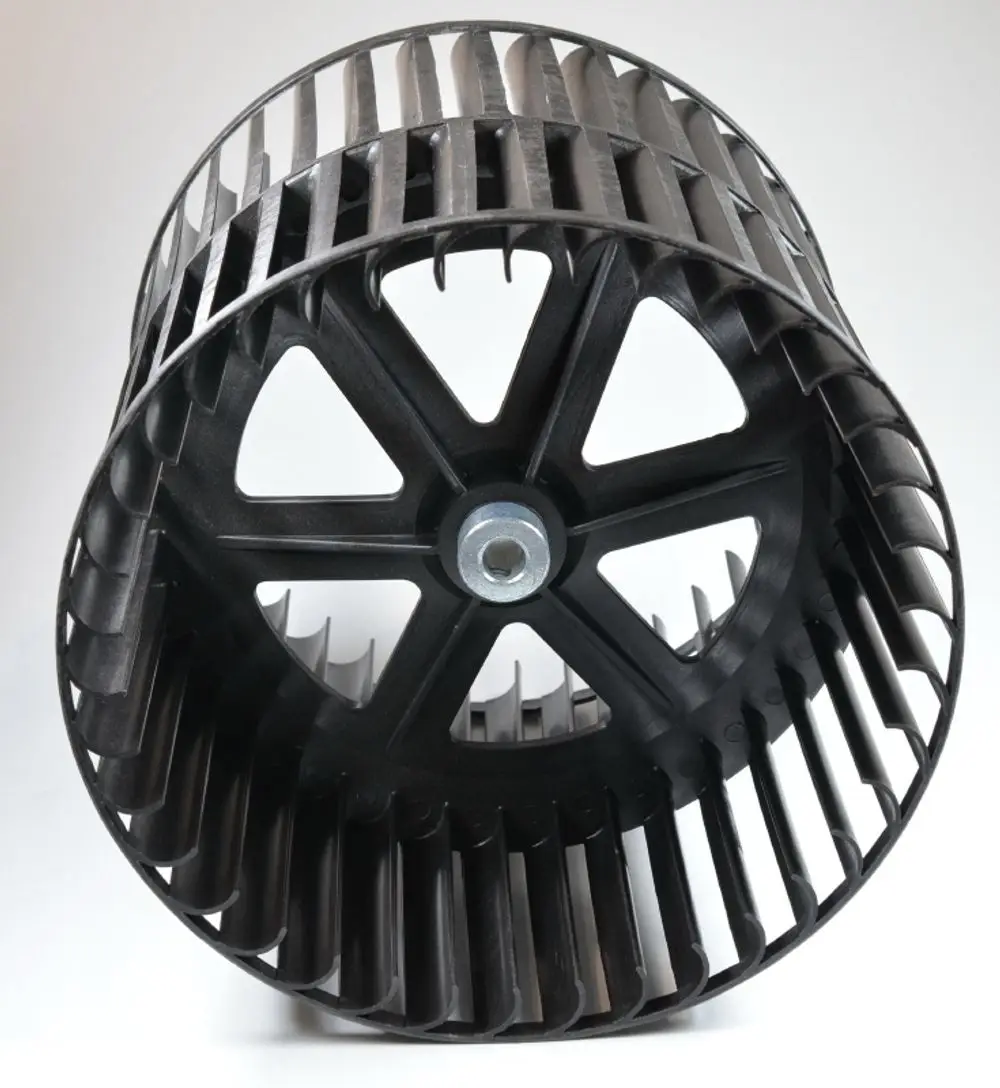 Schwarze Ventilatorwalze mit lamellenartiger Struktur, montiert auf einer zentralen Achse. Dieses Teil wird häufig in Heiz- und Klimaanlagen von Remko eingesetzt.