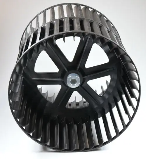 Schwarze Ventilatorwalze mit lamellenartiger Struktur, montiert auf einer zentralen Achse. Dieses Teil wird häufig in Heiz- und Klimaanlagen von Remko eingesetzt.