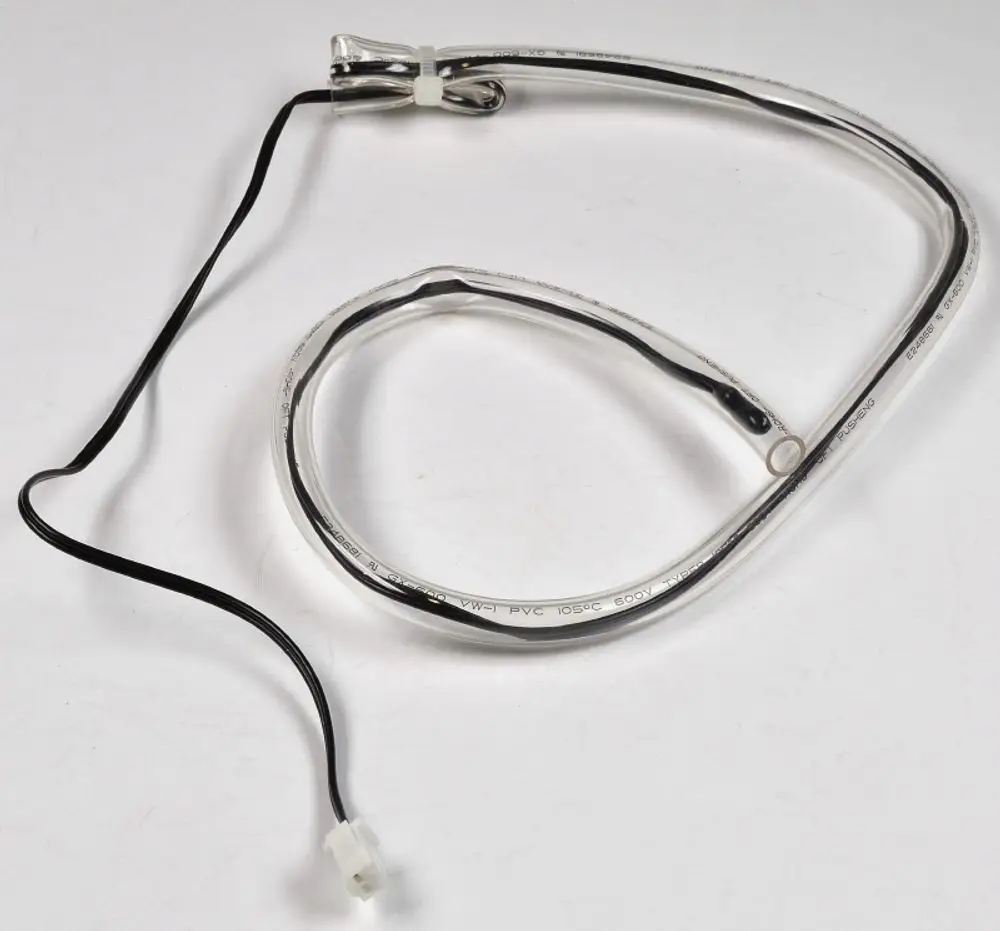 Temperatursensor mit flexibler Verbindung und Steckeranschluss, geeignet für Geräte der Marke Remko. Die Kabelisolierung ist transparent und enthält technische Beschriftungen.