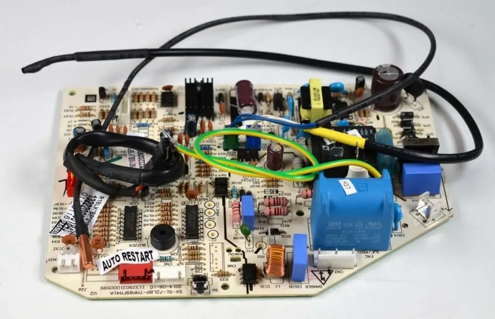 Steuerplatine von Remko mit diversen elektronischen Bauteilen, Kabeln und einem Relais. Deutliche Markierungen und Verbindungen sind vorhanden.