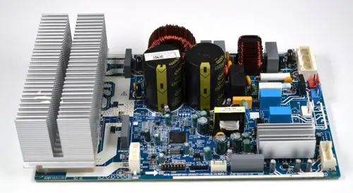 Steuerplatine von Remko mit mehreren Kondensatoren, Spulen und einem Kühlkörper, welche zur Steuerung von elektrischen Komponenten in Geräten dient.