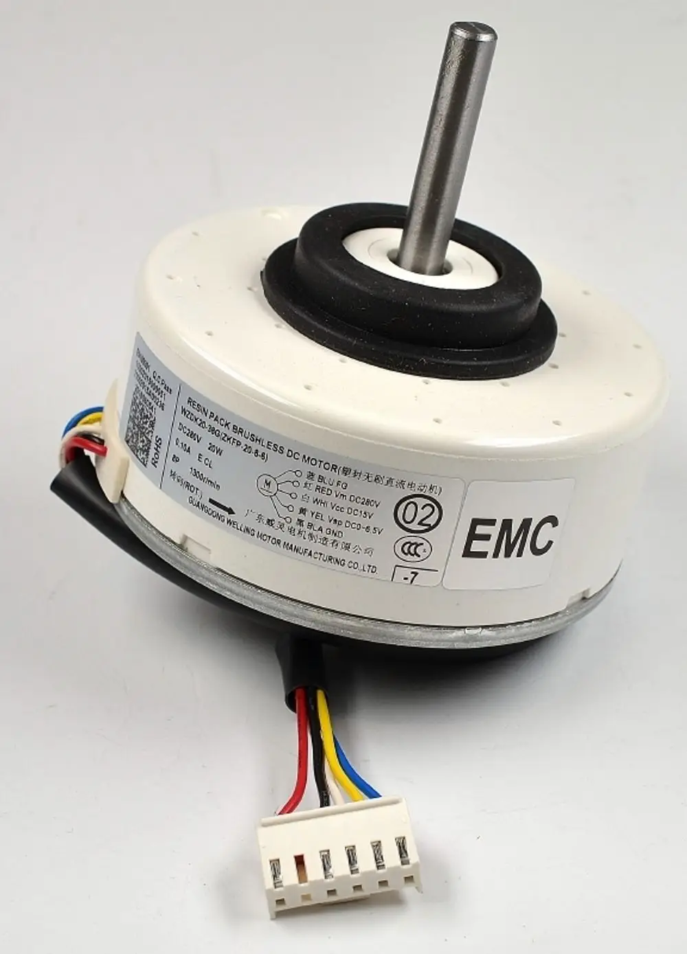 Remko Ventilatormotor mit einer drehbaren Welle und mehreren Anschlusskabeln. Auf der Oberfläche befinden sich technische Angaben und ein darauf aufgebrachter Markenaufkleber.