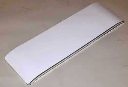 Weißes, flaches Gehäuse mit abgerundeten Ecken, vermutlich aus Kunststoff. Remko-Produkt, geeignet zur Abdeckung oder Verkleidung von technischen Geräten.