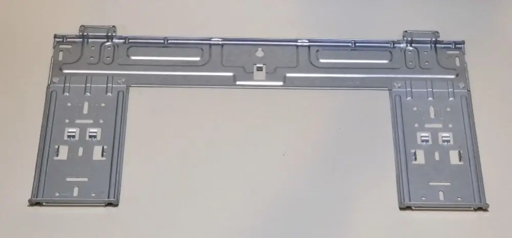 Metallisches Wandhalterungselement von Remko, in rechteckiger Form mit mehreren Montagebohrungen und Halterungen auf beiden Seiten.