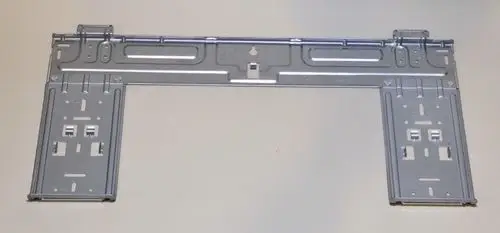 Metallisches Wandhalterungselement von Remko, in rechteckiger Form mit mehreren Montagebohrungen und Halterungen auf beiden Seiten.