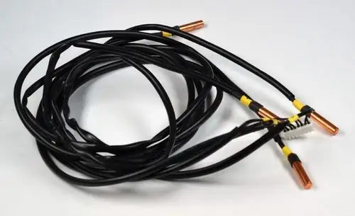 Temperatursensor mit mehreren schwarzen Kabeln und kupferfarbenen Enden, möglicherweise von der Marke Remko, geeignet für den Einsatz in Kühlsystemen.