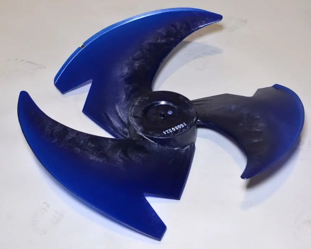 Dreiflügelige Ventilatoroberfläche in Blau mit zentraler Halterung, hergestellt von Remko. Flügel in geschwungener Form ohne erkennbare Maße oder Details.