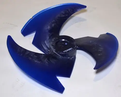 Dreiflügelige Ventilatoroberfläche in Blau mit zentraler Halterung, hergestellt von Remko. Flügel in geschwungener Form ohne erkennbare Maße oder Details.