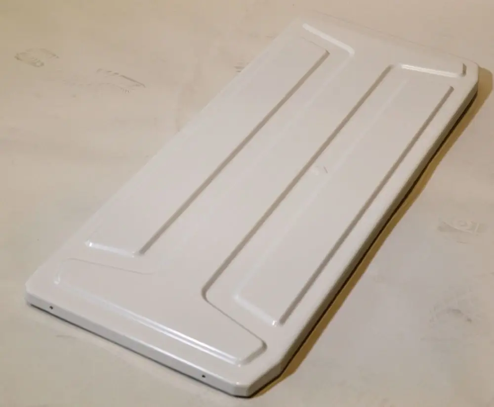 Weiße, flache Platte von Remko mit strukturiertem Design, geeignet zur Abdeckung oder als Bestandteil eines größeren Systems.