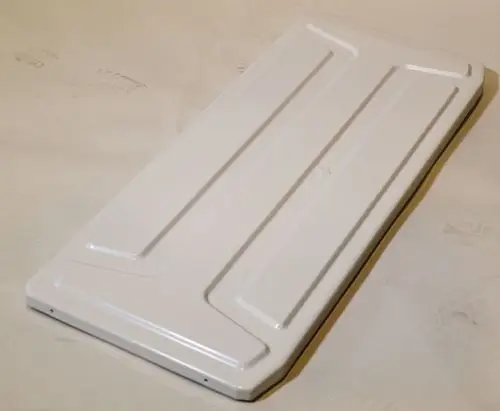 Weiße, flache Platte von Remko mit strukturiertem Design, geeignet zur Abdeckung oder als Bestandteil eines größeren Systems.
