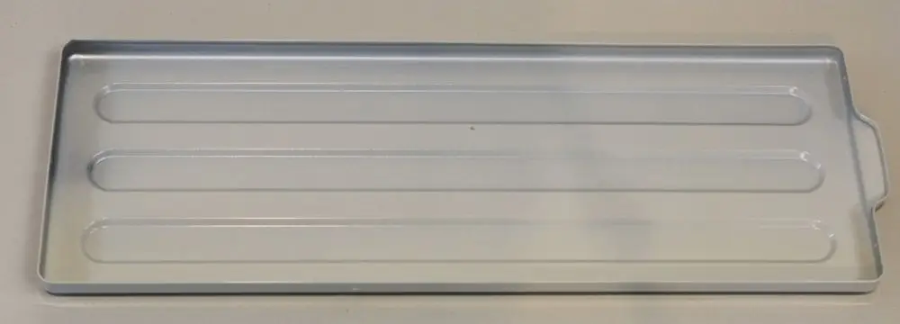 Einfache, flache Metallblech von Remko mit vier Längsrillen, geeignet für verschiedene Anwendungen in der Küche oder Industrie.