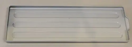 Einfache, flache Metallblech von Remko mit vier Längsrillen, geeignet für verschiedene Anwendungen in der Küche oder Industrie.