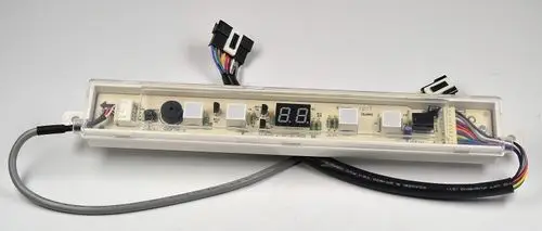 Anzeigeplatine mit digitaler Anzeige und mehreren Tasten, verkabelt und für die Verwendung in Remko-Geräten konzipiert. Farbige Kabelstecker sind sichtbar.