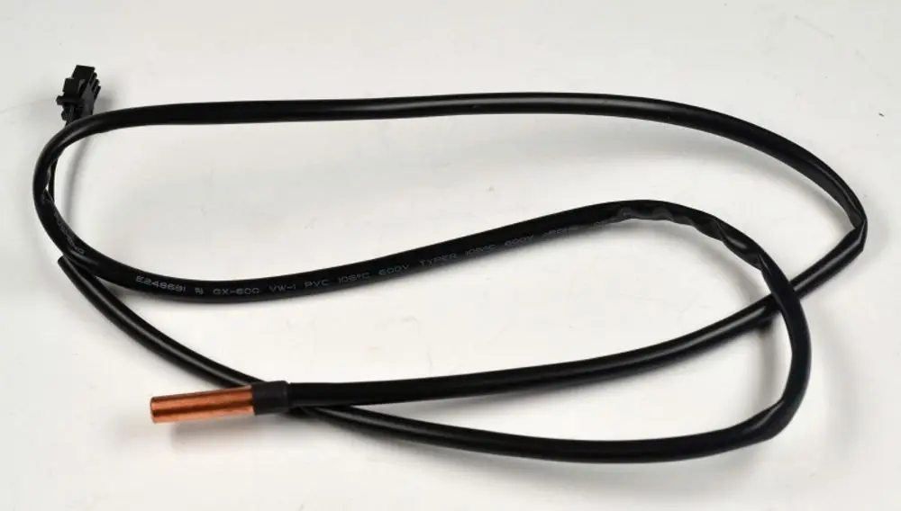 Temperatursensor mit schwarzem Kabel und kupfernem Sensorende, hergestellt von Remko, für industrielle Anwendungen oder Heizsysteme.