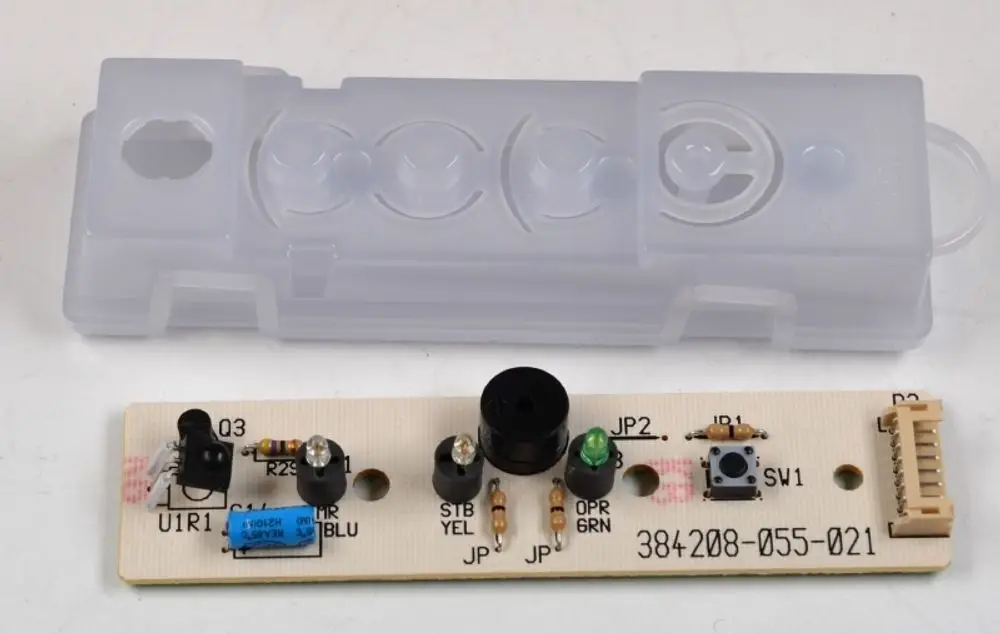 Schaltplatine mit elektronischen Komponenten und Tasten, die zur Anzeige von Informationen dient. Teil einer Remko-Anwendung zur Steuerung von Geräten.