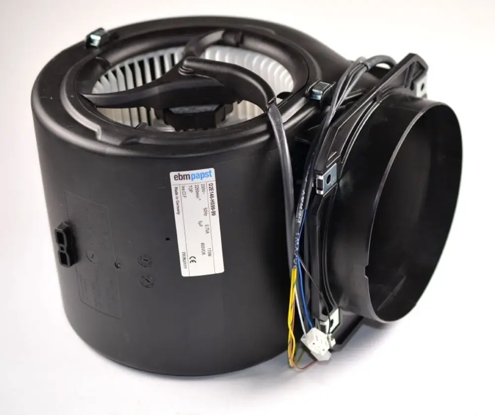 Ventilator von Remko mit runder Form und elektrischen Anschlüssen. Sichtbare Kennzeichnung und Beschriftung auf der Gehäuseoberfläche. Ideal für Anwendungen in Klimatisierungssystemen.