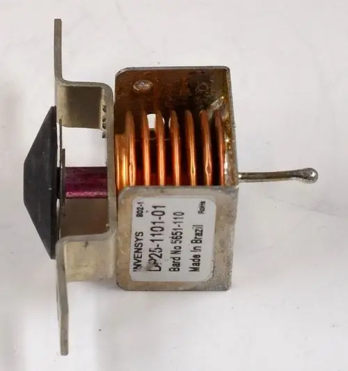 Rückschlagventil aus Metall mit Kupferwicklungen und einem Endstück. Markenlogo „Remko“ auf dem Aufkleber sichtbar. Gerät für den Einsatz in technischen Anwendungen.