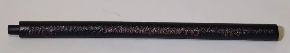 Schwarzer Kondensatschlauch mit glatter Oberfläche, gekennzeichnet mit "Remko". Der Schlauch hat ein offenes Ende und eine durchgehende Länge ohne erkennbare Markierungen.