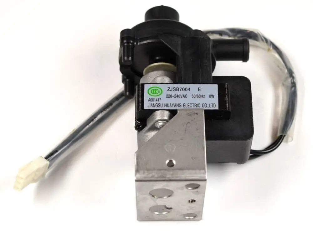 Kondensatpumpe von Remko mit einem elektrischen Anschluss, Metallgehäuse und einem Schlauchanschluss. Klar sichtbares Typenschild mit technischen Daten.