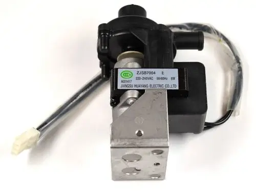 Kondensatpumpe von Remko mit einem elektrischen Anschluss, Metallgehäuse und einem Schlauchanschluss. Klar sichtbares Typenschild mit technischen Daten.