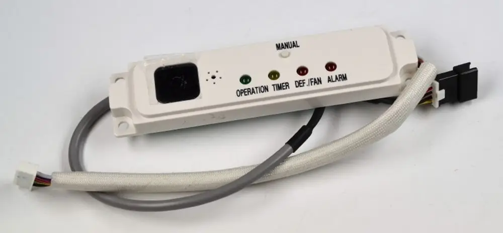 Anzeigeplatine von Remko mit mehreren Kontrollleuchten für Betrieb, Timer, Defrost/Fan und Alarm, verbunden durch Kabel und Stecker mit mehreren Drähten.
