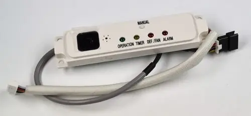 Anzeigeplatine von Remko mit mehreren Kontrollleuchten für Betrieb, Timer, Defrost/Fan und Alarm, verbunden durch Kabel und Stecker mit mehreren Drähten.