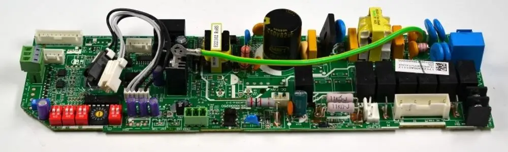 Steuerplatine von Remko mit verschiedenen elektronischen Bauteilen, Verbindungen und Anschlüssen auf grüner Leiterplatte.
