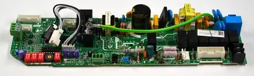 Steuerplatine von Remko mit verschiedenen elektronischen Bauteilen, Verbindungen und Anschlüssen auf grüner Leiterplatte.