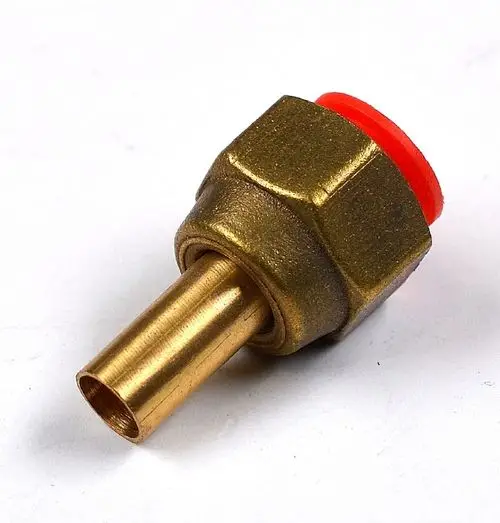 Eurobördeladapter von Remko in Messing, mit einem Metallanschluss und einer roten Dichtung, auf einem weißen Hintergrund.