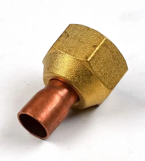 Eurobördeladapter mit Innengewinde aus Messing und einem Kupferrohr, hergestellt von Remko. Eignet sich für Verbindungselemente in Heizungs- und Klimaanlagen.