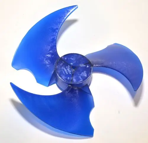 Blauer Ventilatorflügel mit drei gebogenen Klingen, montiert auf einer zentralen Achse. Produkt von Remko, geeignet für den Einsatz in Lüftungssystemen.